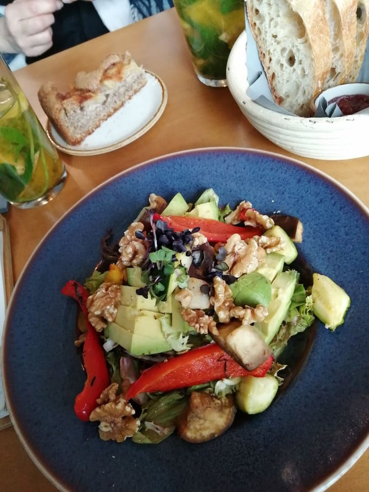 review photo of Leni loves coffee Avocado Salat shared by @crispytofu on 11 Mar 2020 - review
