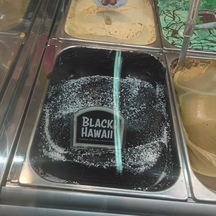photo of Gelateria Gardenia Black Hawaii ice-cream shared by @zianena on  30 Apr 2022 - review