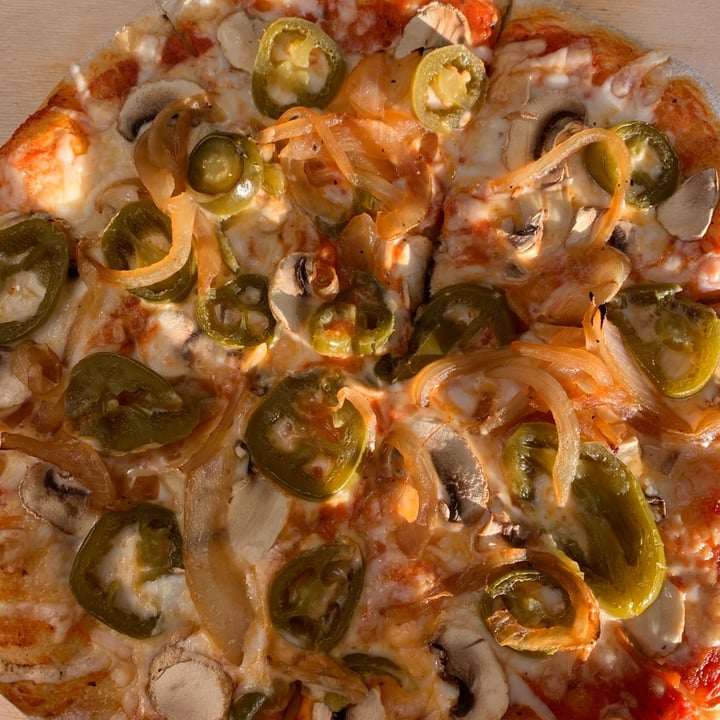 review photo of Harry Haw's Vegan pizza shared by @veganpeacenik on 28 Apr 2021 - review