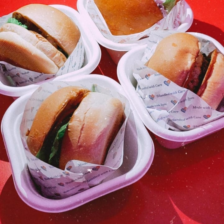 review photo of Love Handle Cheeseburger shared by @charmcqs on 09 Mar 2021 - review