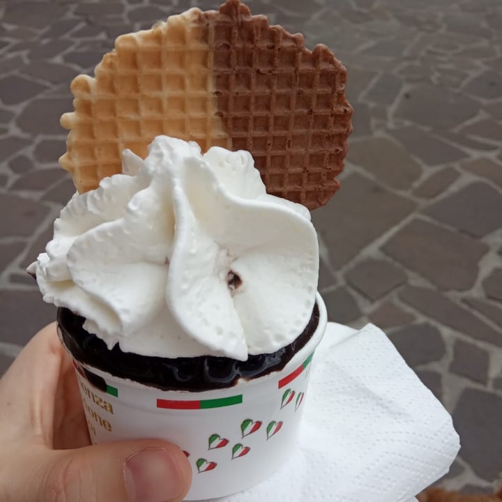 photo of Mille e Una Cialda gelato vegano con panna vegetale shared by @rositah on  01 Sep 2022 - review