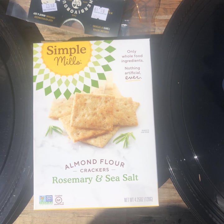 photo of Simple Mills Almond flour crackers rosemary & sea salt shared by @gabbygarland on  13 Mar 2021 - review