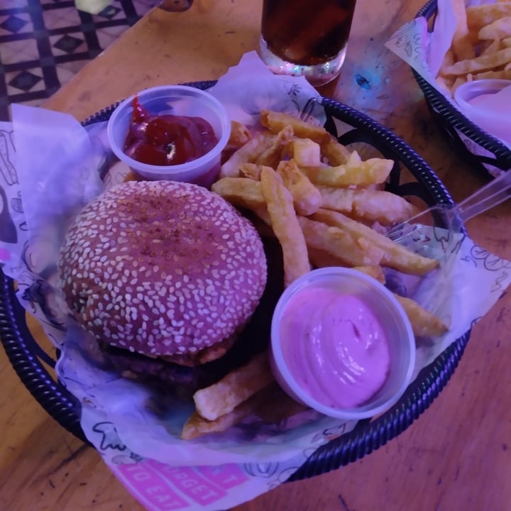 photo of Lado V Hamburguesa full vegana shared by @alexis-furioso on  04 Feb 2022 - review