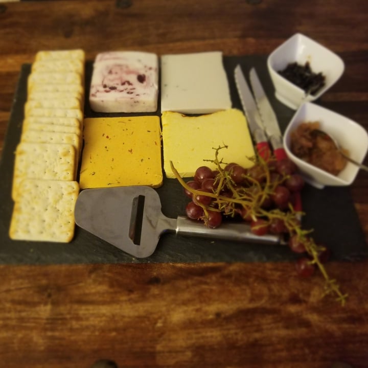review photo of Sainsbury's Wensleydale-Style With Cranberries Vegan Cheese Alternative shared by @20yearsvegan on 19 Jan 2021 - review
