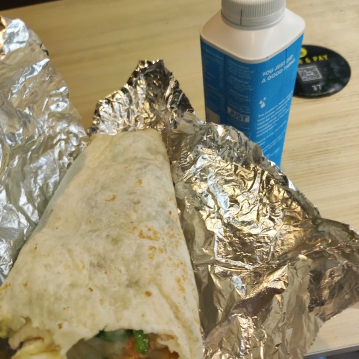 photo of Guzman y Gomez Burrito with veggies shared by @takgm on  05 Dec 2022 - review