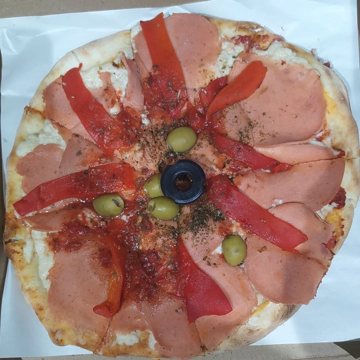 photo of Pizzeria El Golpe Pizza jamon y morrones shared by @emanuelo on  29 Oct 2021 - review