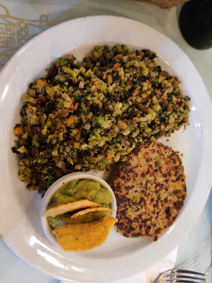 photo of König Barcelona Born Quinoa con Verduras, Hamburguesa Vegetal y Guacamole shared by @belenmaqueda on  23 Nov 2019 - review