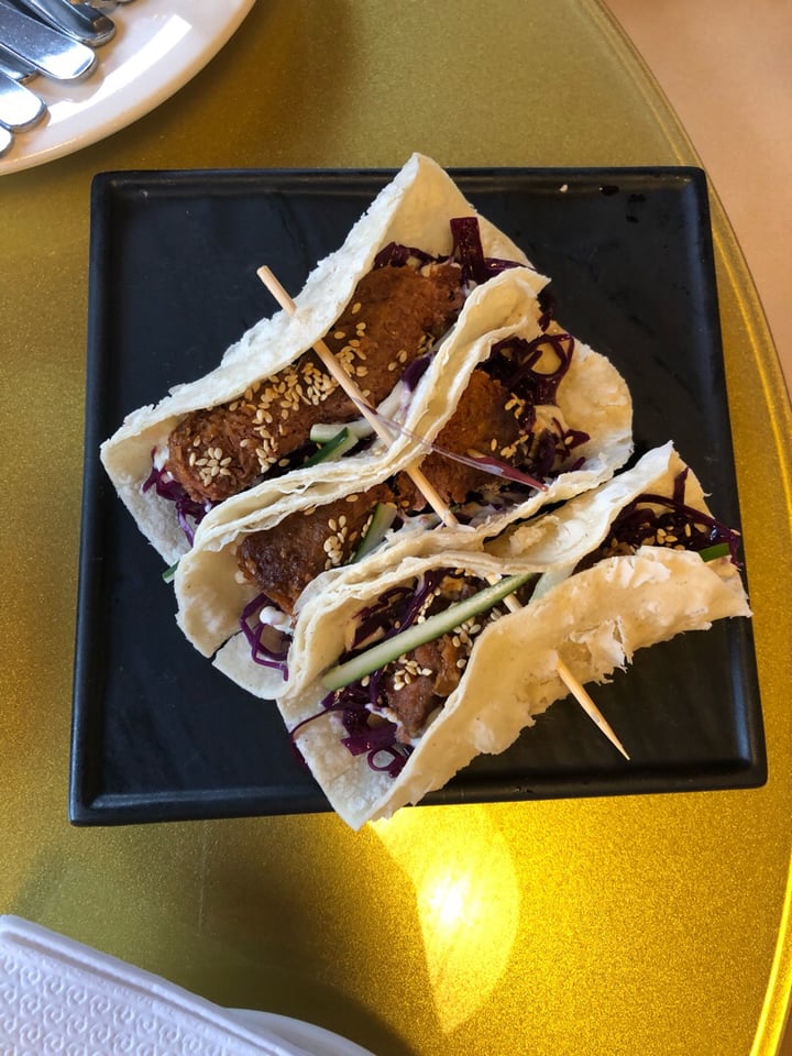 photo of Well Dressed Salad Bar Beyond Meat Asian Slaw Tacos shared by @alyrauff on  11 Apr 2019 - review