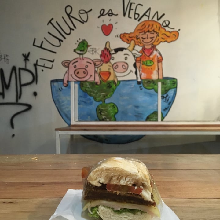 photo of Futuro Veggie - Coffee & Deli Sandwich De Milanesa De Seitan shared by @lauchis on  05 Dec 2020 - review