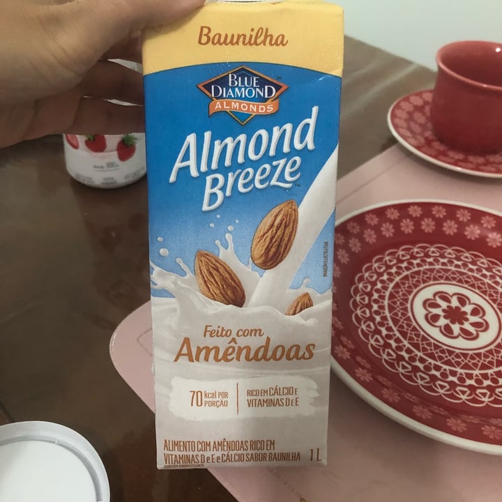 photo of Almond Breeze leite vegetal de amendoas sabor baunilha shared by @monalisatc on  29 Sep 2022 - review