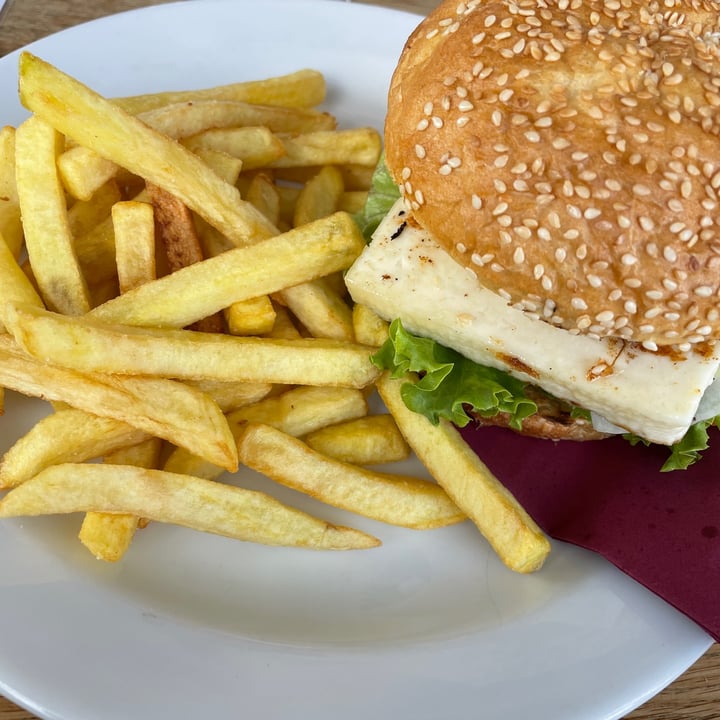 photo of Vogel Ski Resort veggie burger shared by @alicewithcats on  16 Jul 2022 - review