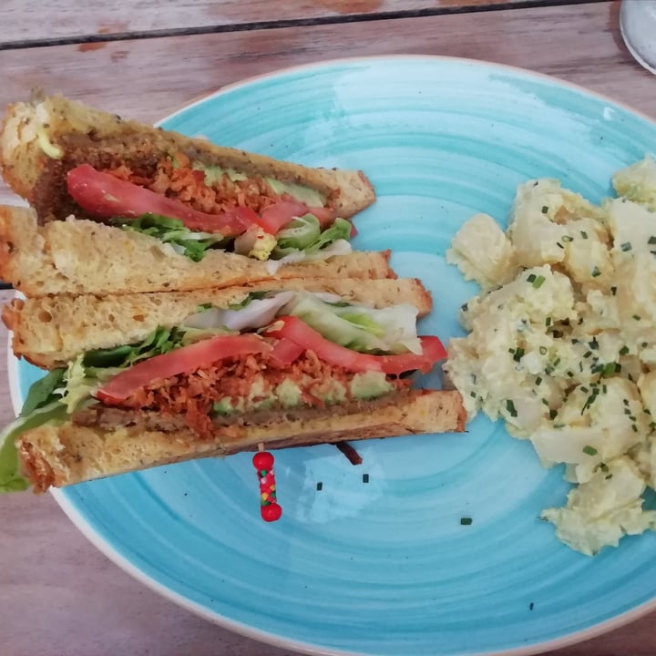review photo of La Más Bonita Patacona Club sandwich especial shared by @beatriu on 22 Jun 2020 - review