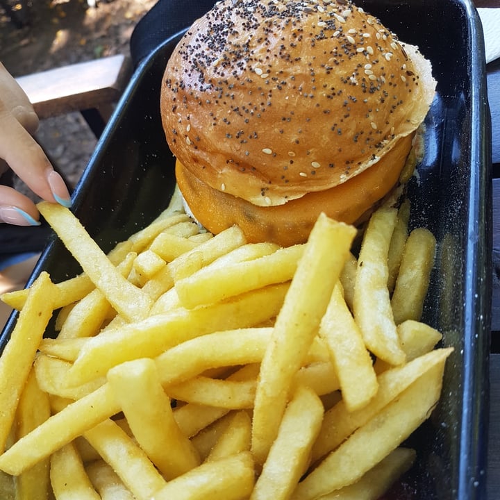 review photo of Williamsburg Burger Bar Beyond Cheese shared by @mirianmaza on 06 Dec 2021 - review