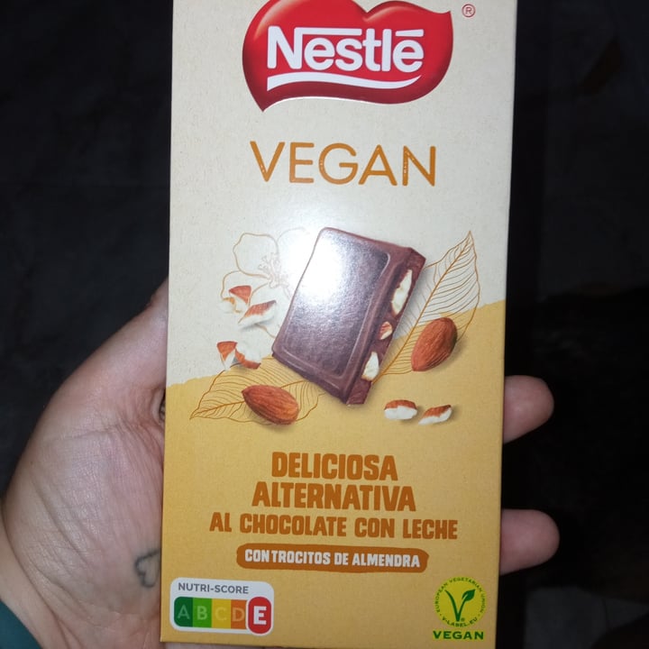 photo of Nestlé chocolate con almendras shared by @mariona on  26 Aug 2022 - review
