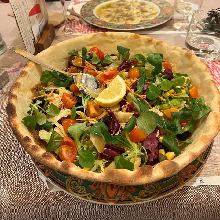 photo of Pizzeria Gastronomia Croera Salad inside pizza shared by @cecitritto on  13 Mar 2022 - review