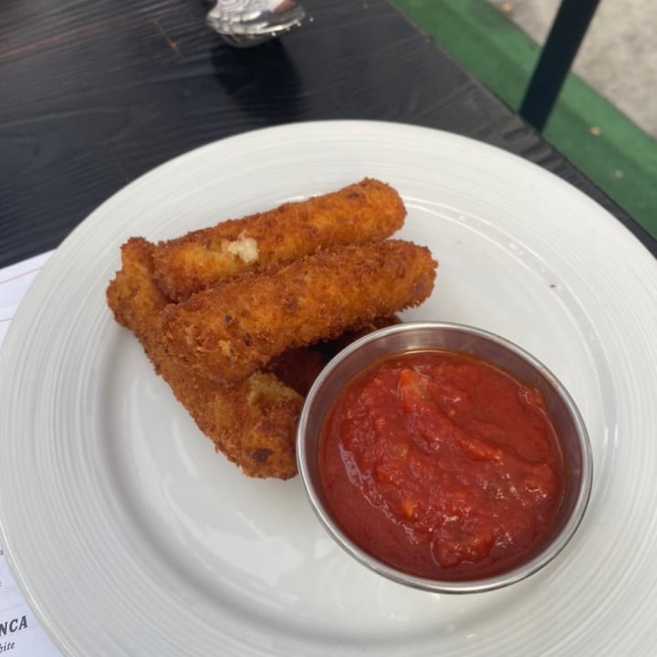 photo of Pura Vita Bastoncini Di Mozzarella shared by @katiecrumpley on  05 Aug 2021 - review