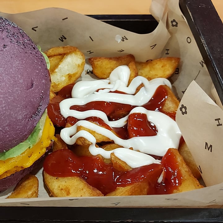 photo of Flower Burger Patatas buenas shared by @fasveg on  20 Mar 2022 - review