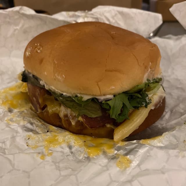 Photo of the dish “Bacon mac and cheese burger”
