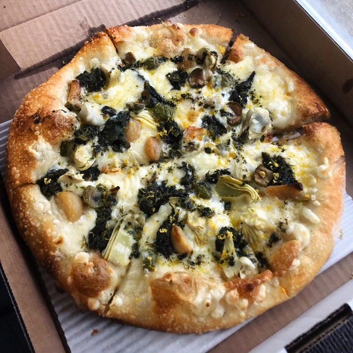 photo of Roy's Pizza The Vegan Wonder Pizza shared by @plantbasedmaria on  25 Jun 2022 - review