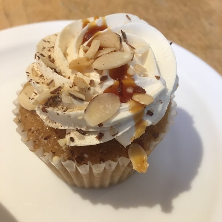photo of Sophie Sucrée Almond caramel cupcake shared by @annesob on  15 Nov 2021 - review