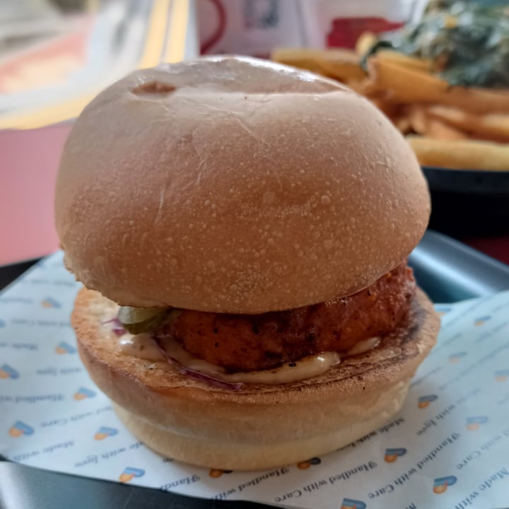 photo of Love Handle  Hot TiNDLE™ Chicken Burger shared by @skootykoots on  18 Oct 2021 - review