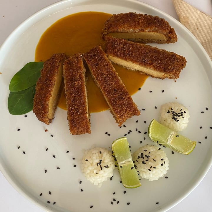 review photo of Nativa Ristorante Tofu affumicato croccante su katsu curry con riso bianco ai semi di sesamo nero, lime e prezzemolo shared by @unveganocometrainer on 12 Apr 2022 - review