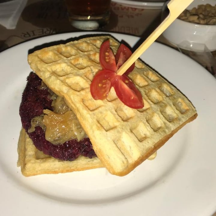 photo of Box wafles y crepes Waffle con hamburguesa shared by @aritagim on  28 Jan 2022 - review