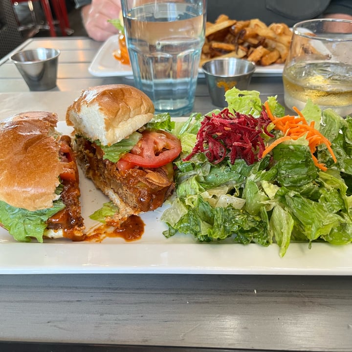 photo of MeeT in Yaletown Crispy BBQ Burger shared by @tatanka05 on  13 Oct 2022 - review