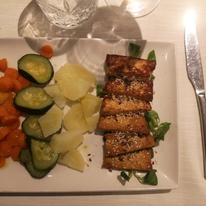 review photo of Le Coccinelle Petit Bistrot Tofu alla piastra con patate e verdure grigliate shared by @vmarangoni1709 on 18 Dec 2022 - review