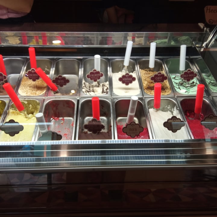 photo of Benissimo Gelato & Caffè helado de chocolate y maracuyá shared by @marmigar on  27 May 2022 - review