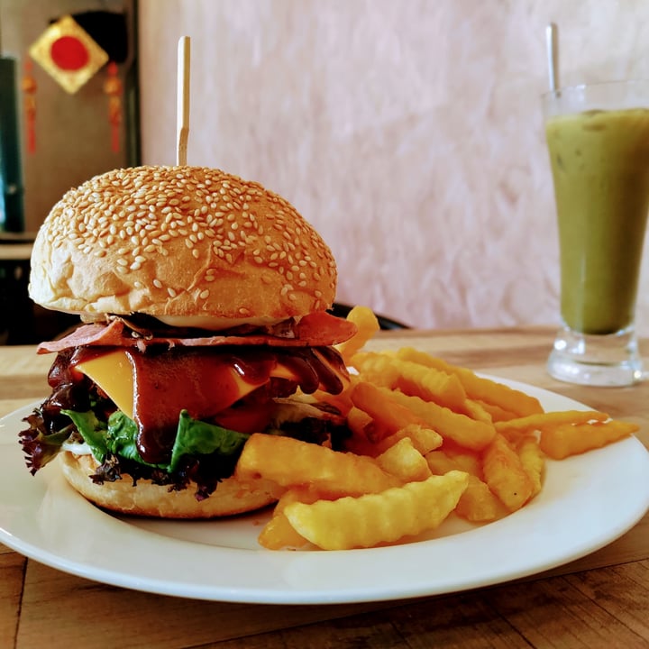 photo of PC Studio Cafe Aloha Burger shared by @stevenneoh on  24 Feb 2022 - review