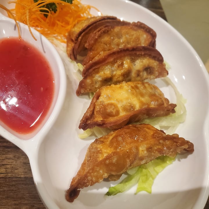 photo of OPLANTE Sushi Wok Végétalien Montreal (x Yuan) Fried Dumplings shared by @emmathestrange on  06 Mar 2022 - review