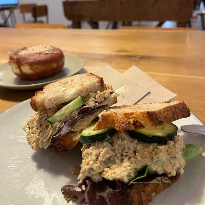 review photo of Delish Vegan Doughnuts Vegan Tuna Bagel shared by @demaaaaaa on 16 Nov 2022 - review