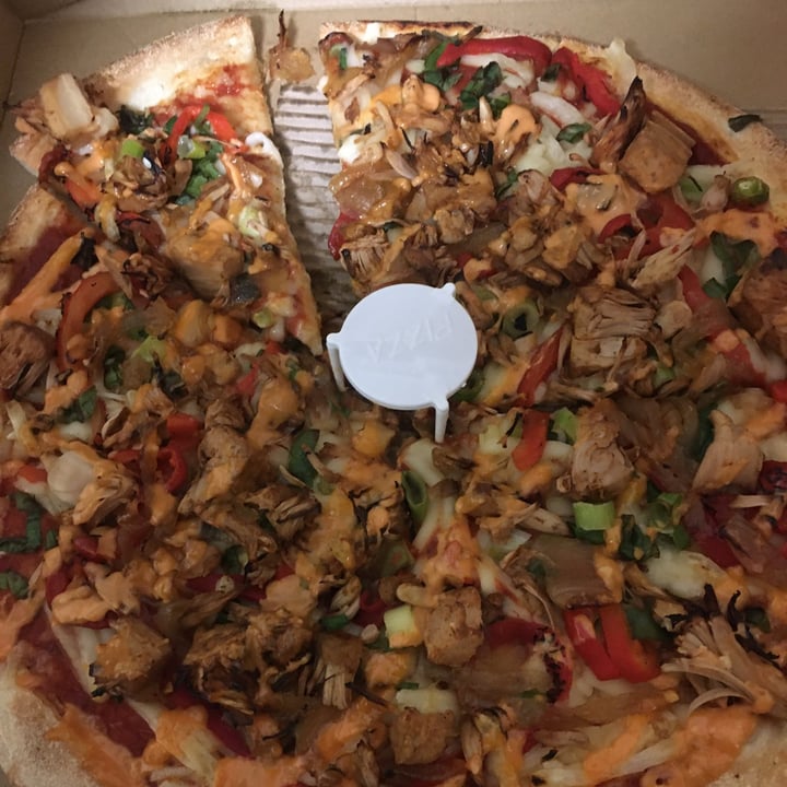 review photo of Crust Gourmet Pizza Bar Peri Peri Jackfruit Pizza shared by @hannahtheyogi on 12 Jun 2020 - review