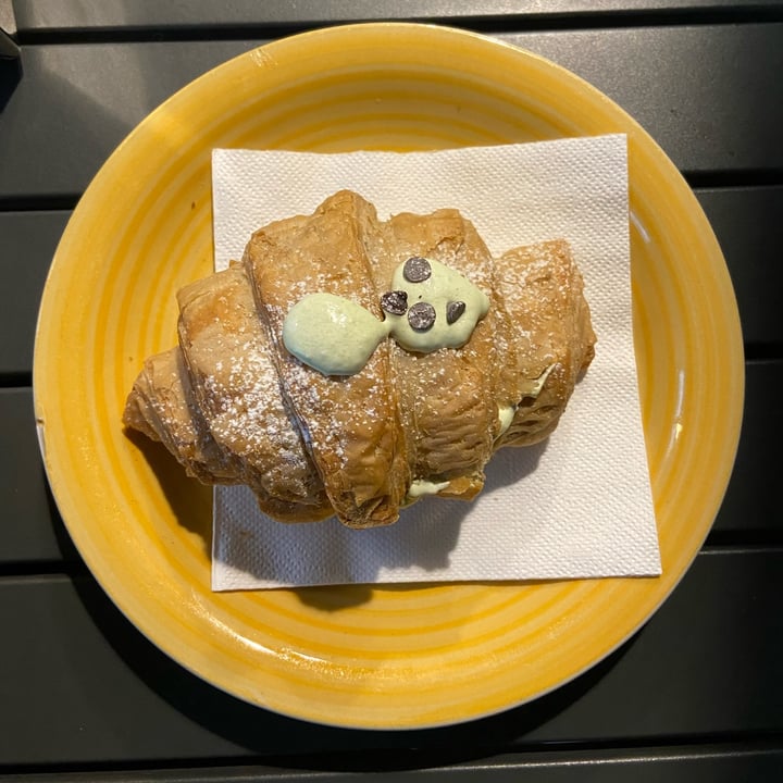 photo of L'Orto Bistrò Croissant con crema chantilly Veg al pistacchio shared by @elila on  25 Oct 2022 - review