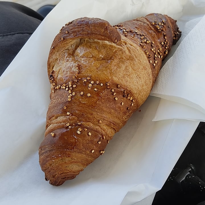 review photo of Pasticceria Romana 1970 cornetto vegan shared by @erisdelarge on 18 May 2022 - review