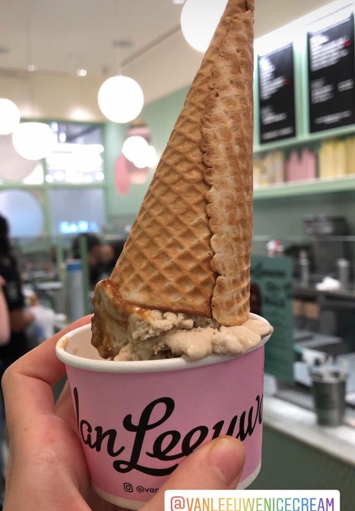 photo of Van Leeuwen Ice Cream Cookies & Cream Caramel Swirl shared by @vegan-treehugger on  31 Dec 2019 - review