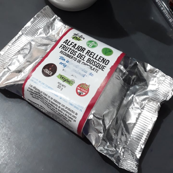 photo of On Track Alfajor Relleno Frutos Del Bosque shared by @rominasnm on  07 Jun 2021 - review