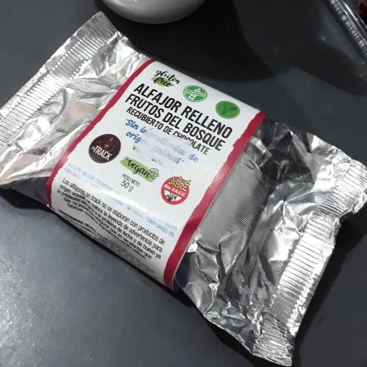 review photo of On Track Alfajor Relleno Frutos Del Bosque shared by @rominasnm on 07 Jun 2021 - review
