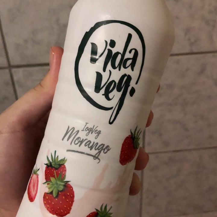 photo of Vida Veg Iogurte De Morango shared by @caly0022 on  28 Apr 2022 - review
