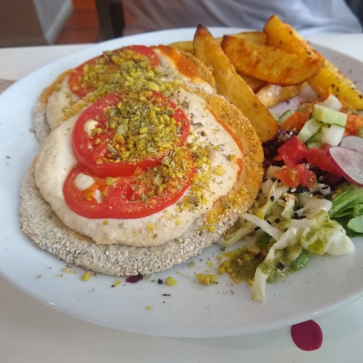 review photo of Pura Restoran Milanesas de garbanzos a la napolitana con queso de girasol, ensalada verde y papas rusticas shared by @dairizz on 20 Feb 2022 - review