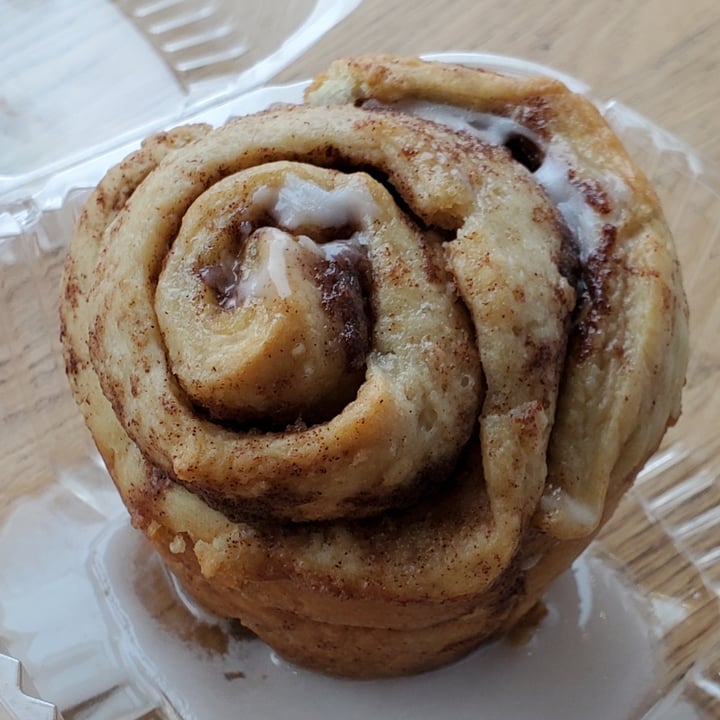 photo of Ben & Esther's Bagels and Deli Cinnamon roll shared by @brtjohns on  23 Oct 2021 - review