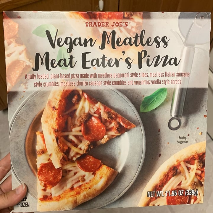 photo of Trader Joe's Vegan meatless meat eaters pizza shared by @hannahtopper on  29 Sep 2021 - review