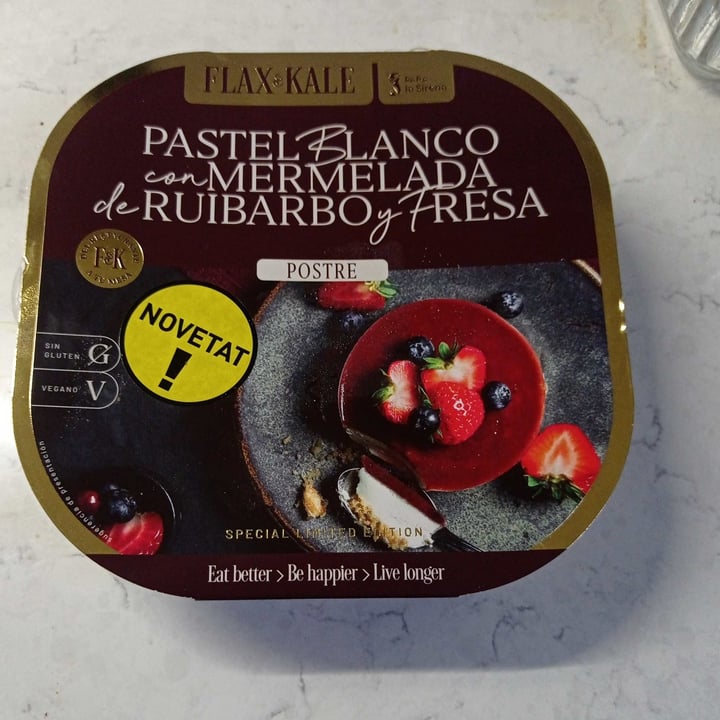 photo of Flax & Kale Pastel blanco con mermelada de ruibarbo y fresa shared by @moniqueta on  31 Oct 2022 - review