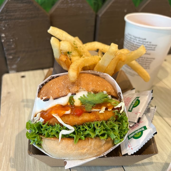 photo of VeganBurg Singapore Chili Krab Burger shared by @consciouscookieee on  30 Jul 2022 - review