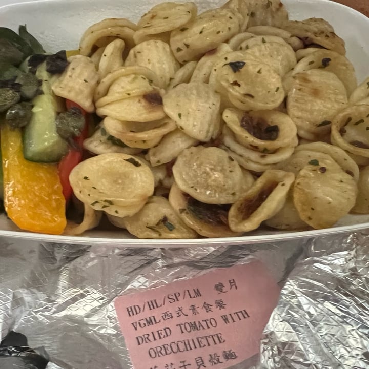 photo of eva airlines DRIED TOMATO WITH ORECCHIETTE shared by @cave-tranquil on  11 Oct 2022 - review