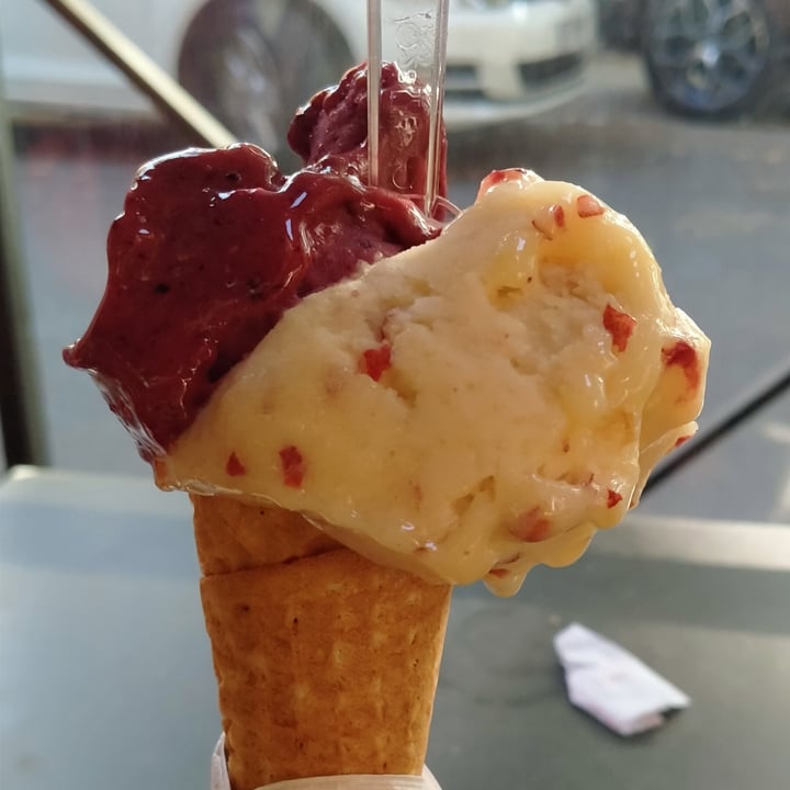 photo of Gelateria Artigianale Rufus Mora di gelso e Mela rossa del Trentino shared by @maluquinha on  18 Jun 2022 - review