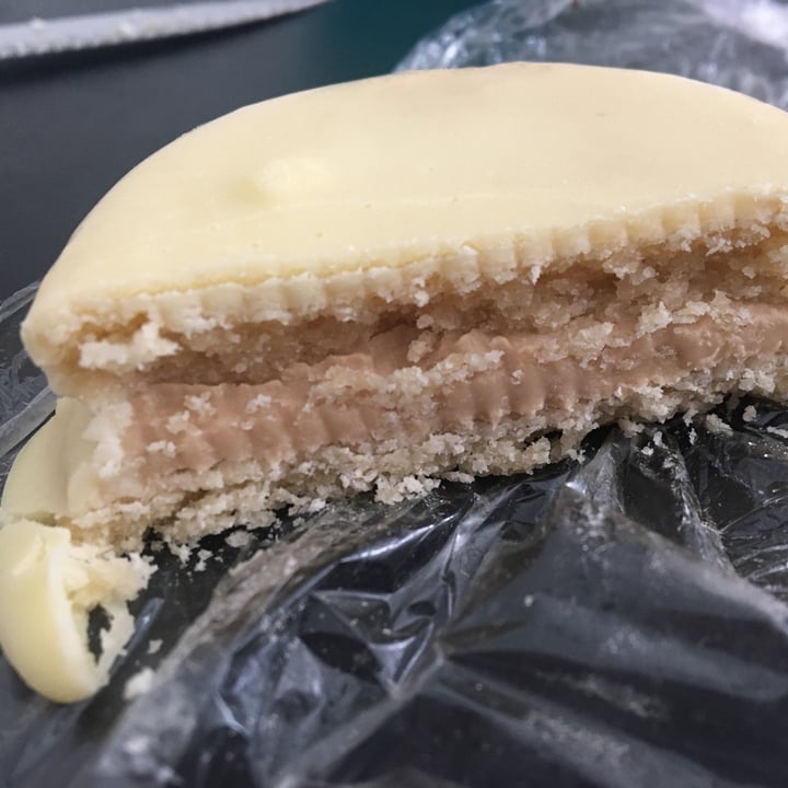 photo of Leti's cakes Alfajor De Chocolate Blanco Relleno De Marroc shared by @matimemes on  19 Apr 2021 - review