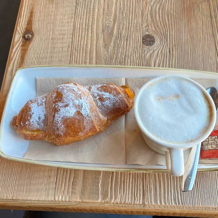 photo of BioEssere Café&Bistrot veg & vegan Croissant con marmellata all’albicocca shared by @giuliavise on  24 Mar 2022 - review