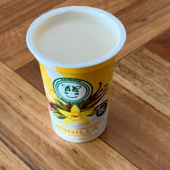 photo of Felices Las Vacas Yogurt de Vainilla y Almendras shared by @candearv on  29 Mar 2022 - review